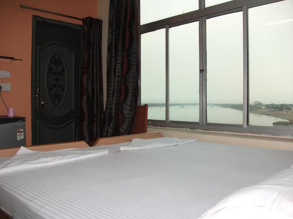 P G On Ganges Varanasi Exterior foto